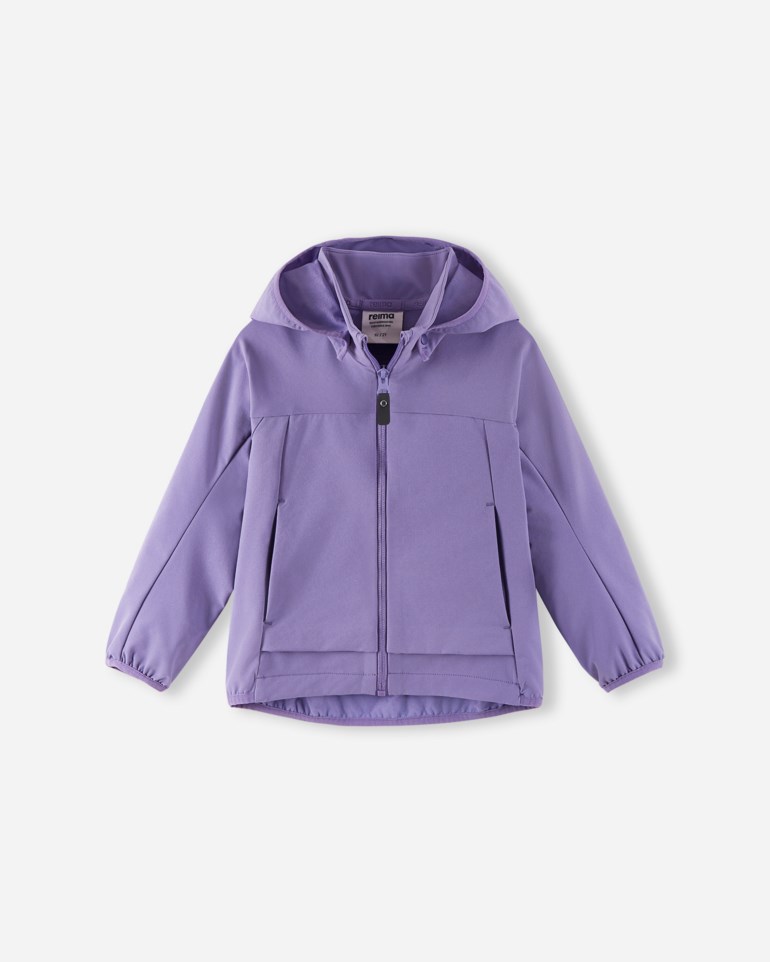 Barnejakke i lilla softshell med hette, hel glidelås og frontlommer.