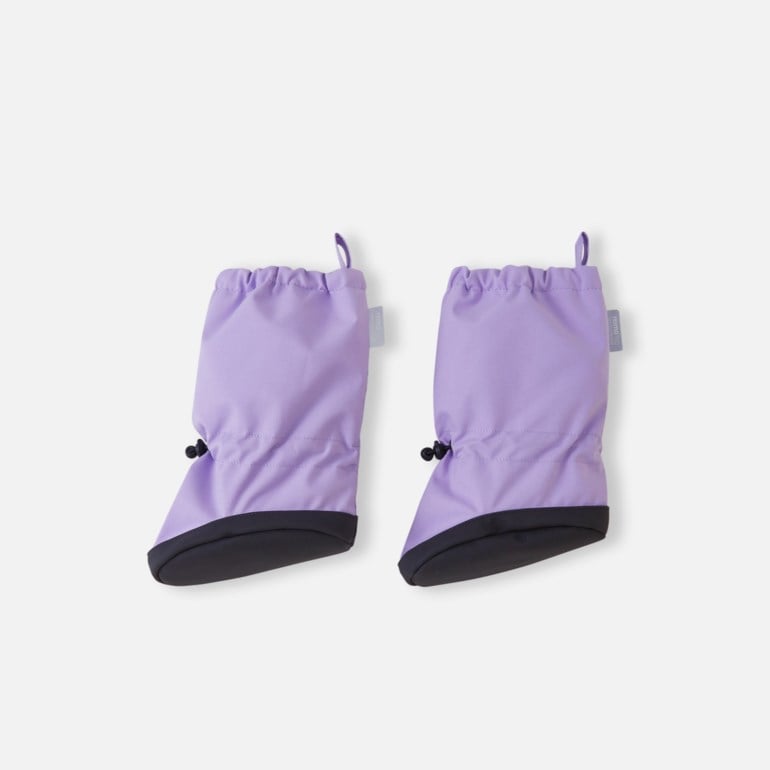 Et par lilla babytøfler med svarte såler, elastiske åpninger og snøring.