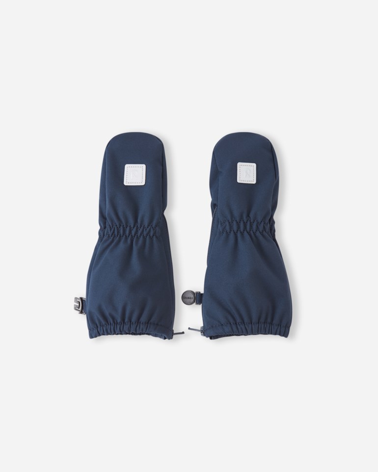 Et par mørkeblå barnevotter med elastiske håndledd og justerbare mansjetter, sett forfra.