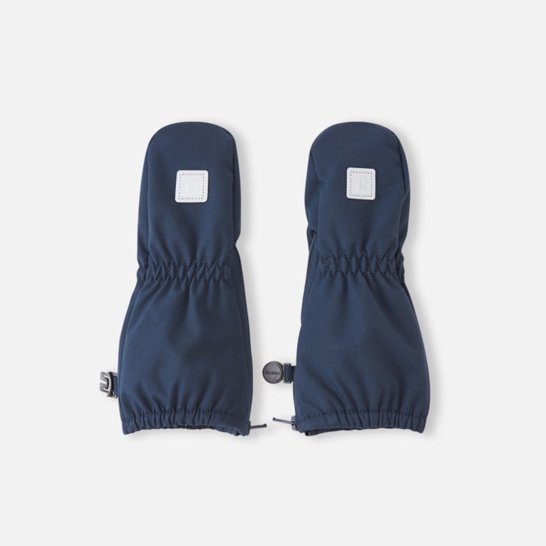 Et par mørkeblå barnevotter med elastiske håndledd og justerbare mansjetter, sett forfra.