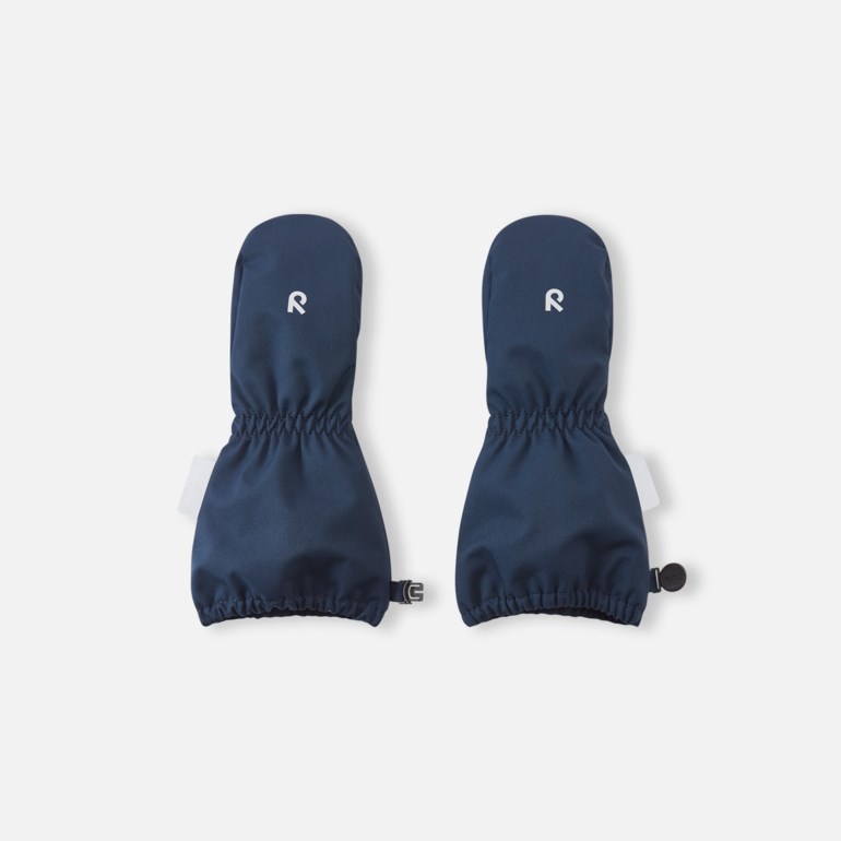 Et par marineblå barnevotter med elastiske håndledd og en hvit R-logo på oversiden, forfra.