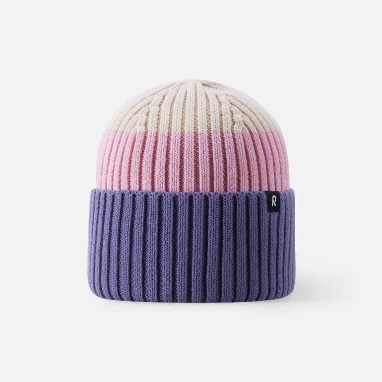 Forfra: En kremfarget, rosa og lilla fargeblokket ribbestrikket lue med en liten logoetikett.