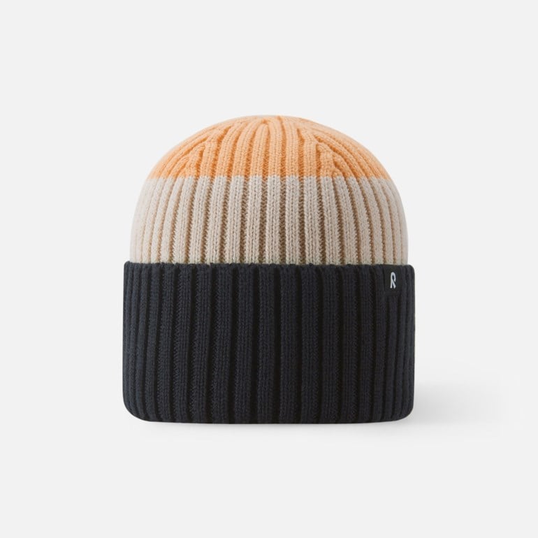 Frontutsikt: trefarget ribbestrikket lue i oransje, beige og svart med en liten hvit 'R' logo.