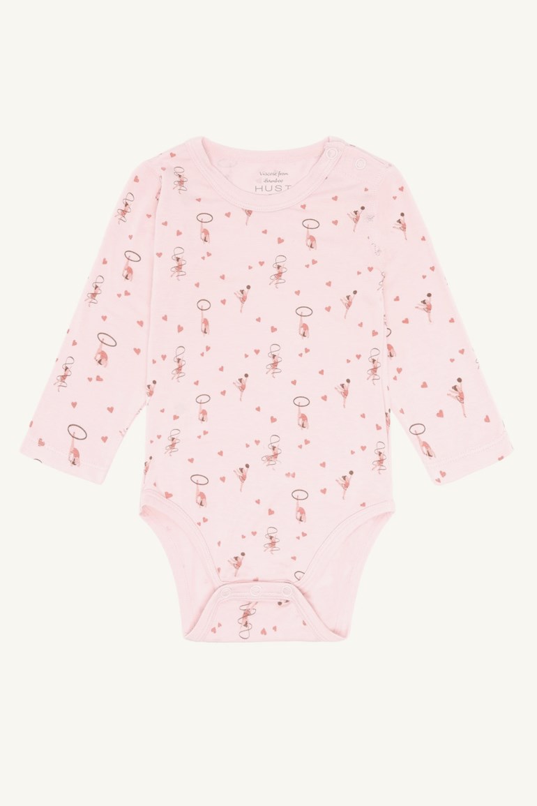Lys rosa langermet babybody med ballerina- og hjertemønster, med trykknappfester på skulder og skritt.