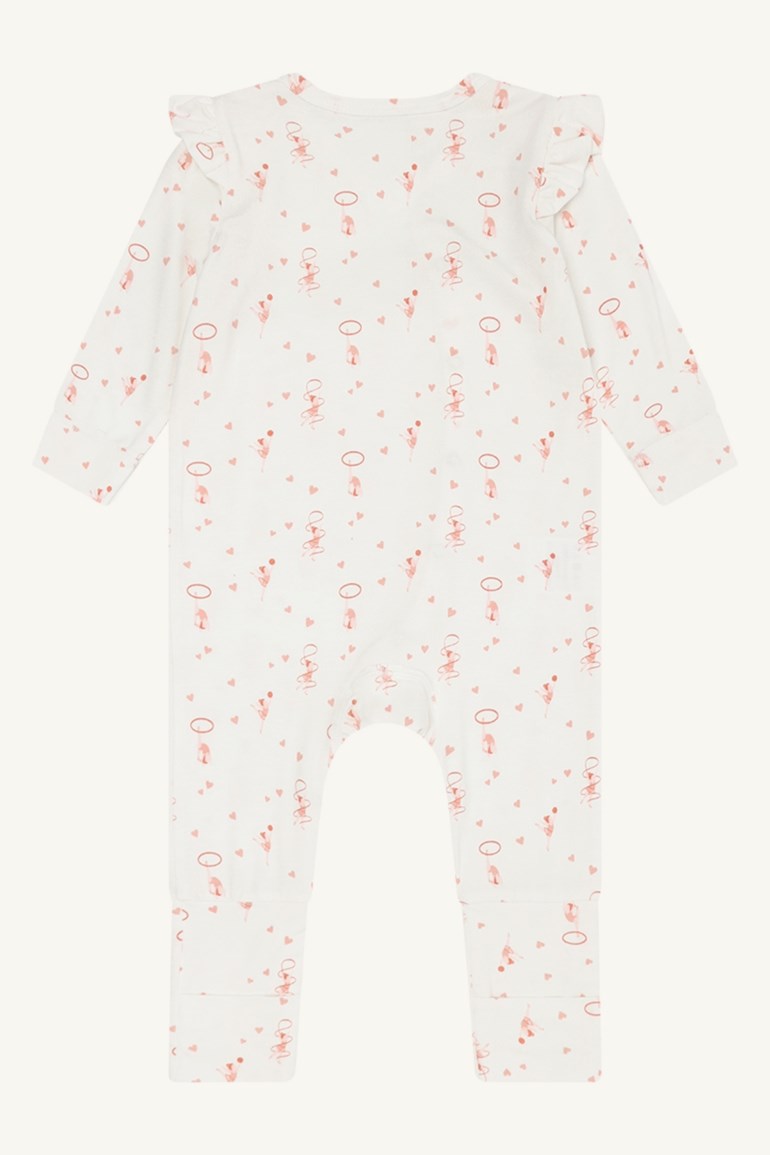 Hvit langermet baby sparkedress med volangskuldre og rosa ballerina- og hjertemønster.