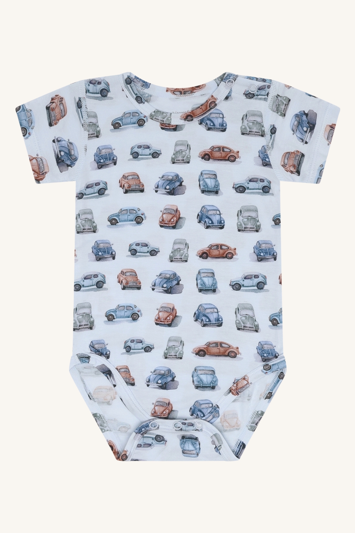 Hvit kortermet babybody med gjentatt mønster av veteranbiler, forfra, flatt.
