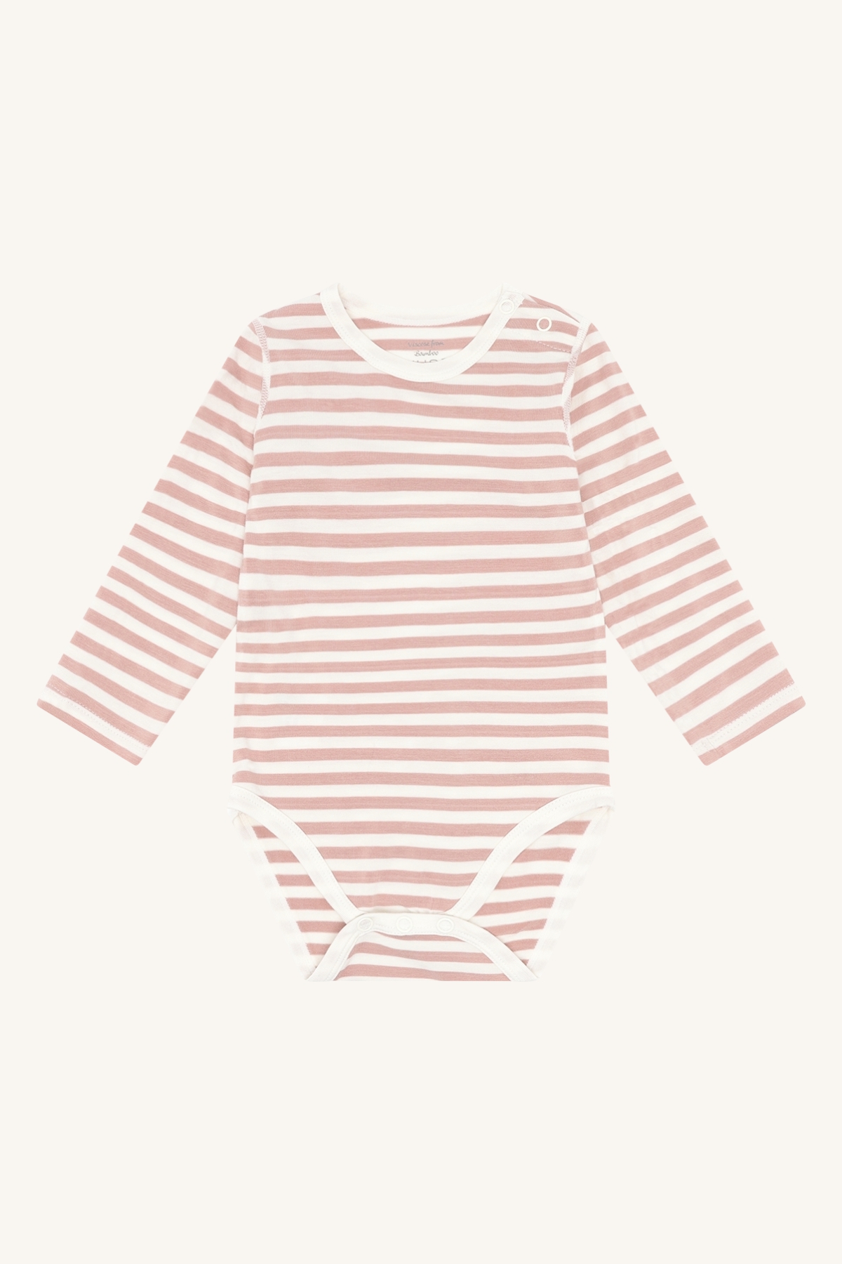 En babybody med lange ermer med horisontale rosa og hvite striper og trykknapper ved skulder og skritt.