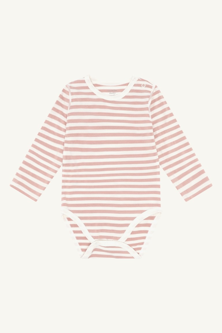En babybody med lange ermer med horisontale rosa og hvite striper og trykknapper ved skulder og skritt.