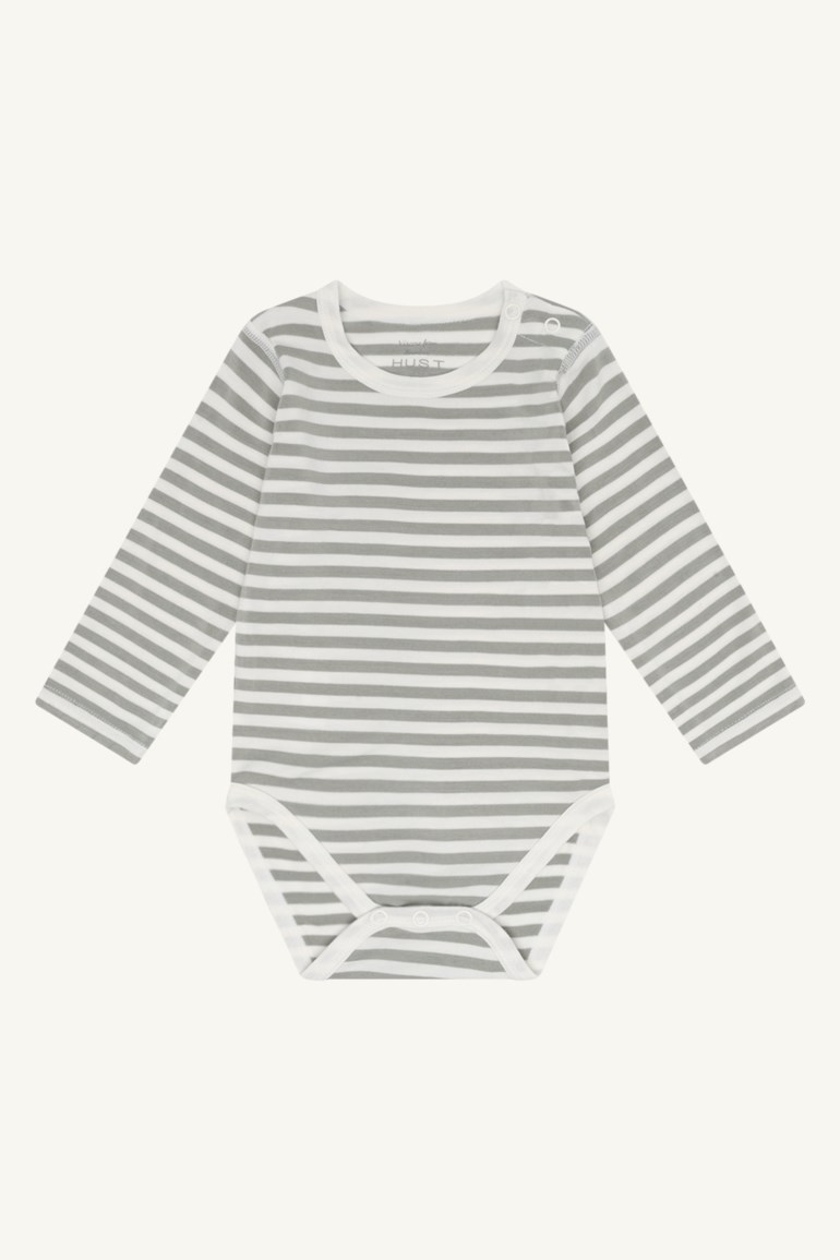 Babybody med lange ermer i hvit- og gråstripet mønster med trykknapper.