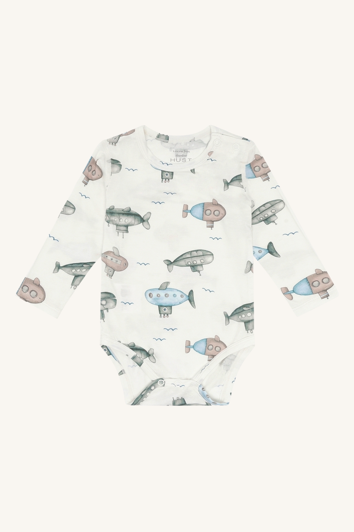 Hvit langermet babybody med fargerikt ubåt- og bølgemønster forfra, med trykknapper.