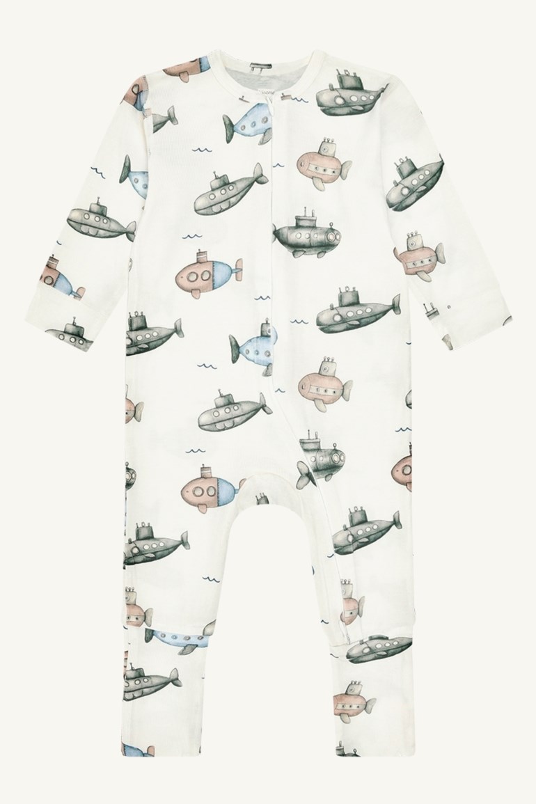 Hvit langermet baby sparkedress med hel glidelås foran og et fargerikt ubåtmønster.