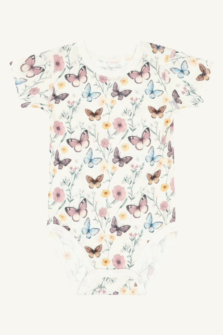 Babyens kortermede hvite body med fargerikt rosa, blått, brunt sommerfugl- og blomstermønster, forfra.