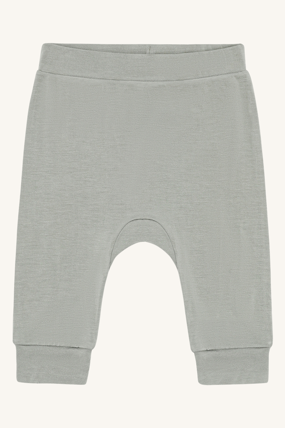 Frontvisning av lysegrå babybukser med strikk i midjen, senket skritt og mansjetter ved anklene.