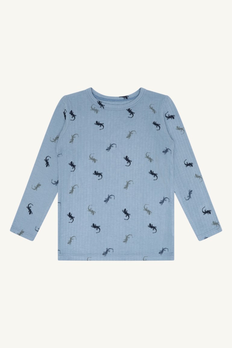 Forfra, en lyseblå ribbet langermet topp for barn med mørkeblå og grå øglemønster.