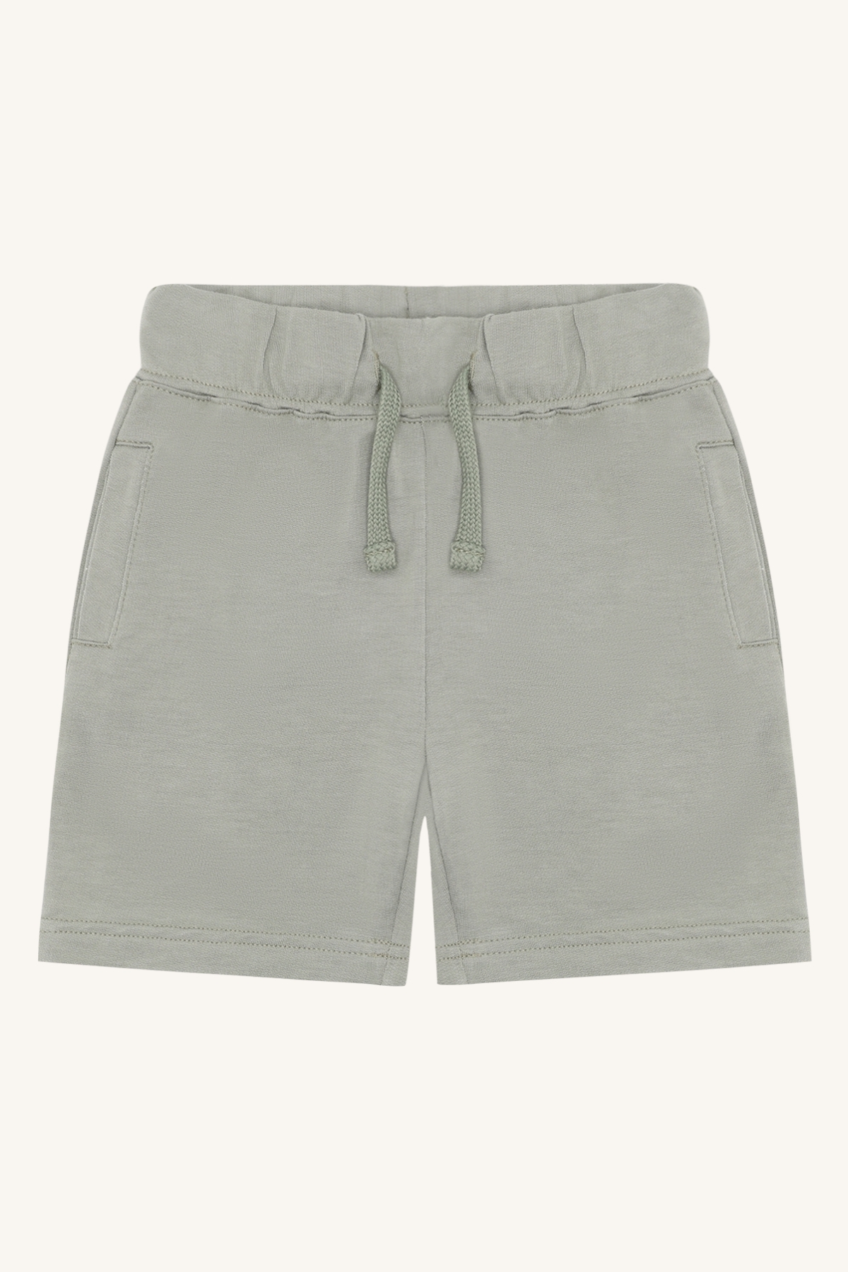 Forfra lysegrønne barneshorts i sweatshirttøy med elastisk snøring i midjen og to sidelommer.