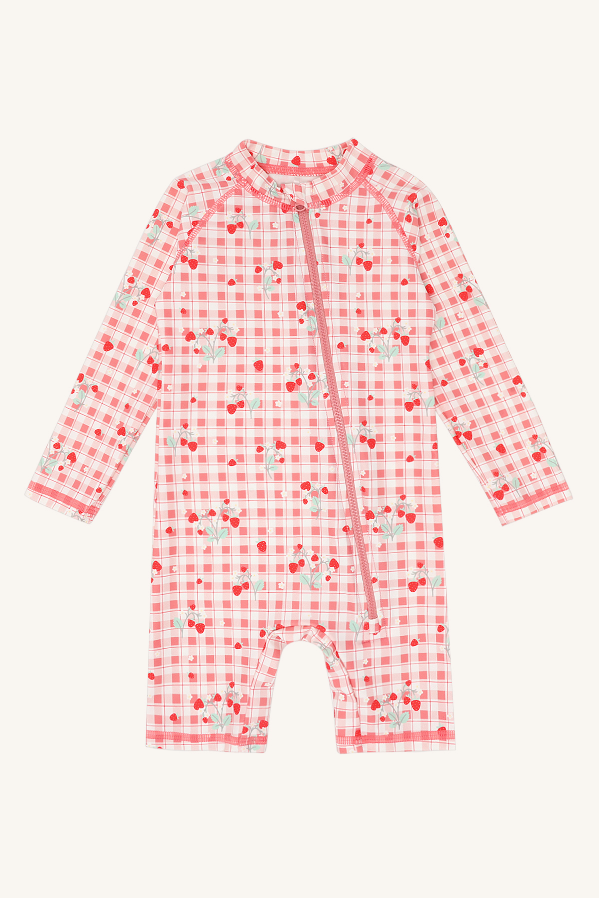 En rød og hvit ginghammønstret langermet babysolbadedrakt med jordbærtrykk og glidelås foran.