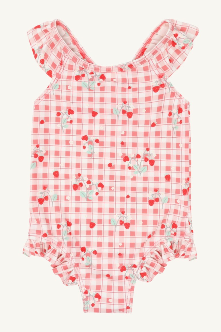 Babys rosa og hvitrutete badedrakt med jordbærtrykk, volangermer og benåpninger.
