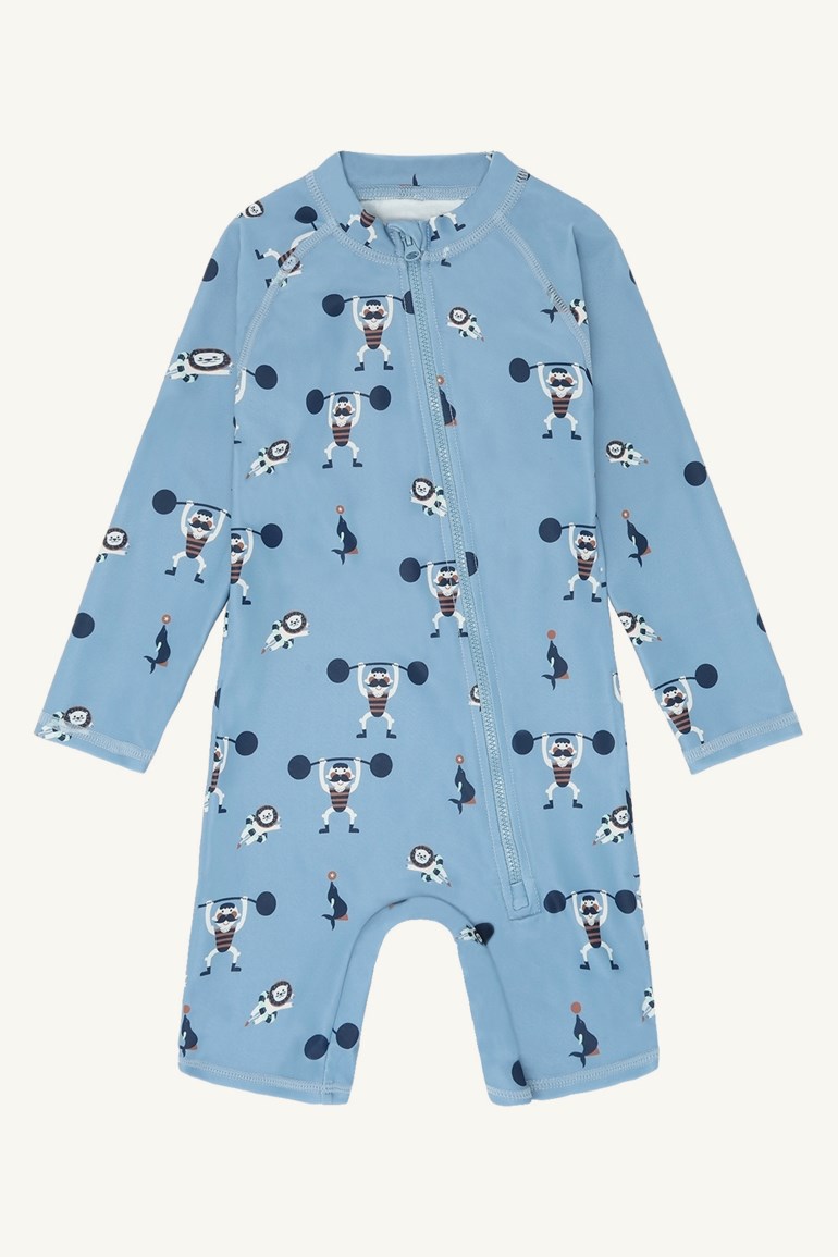 Lys blå baby langermet badedrakt med sirkus strongman, sel og løvemønster, med glidelås foran.