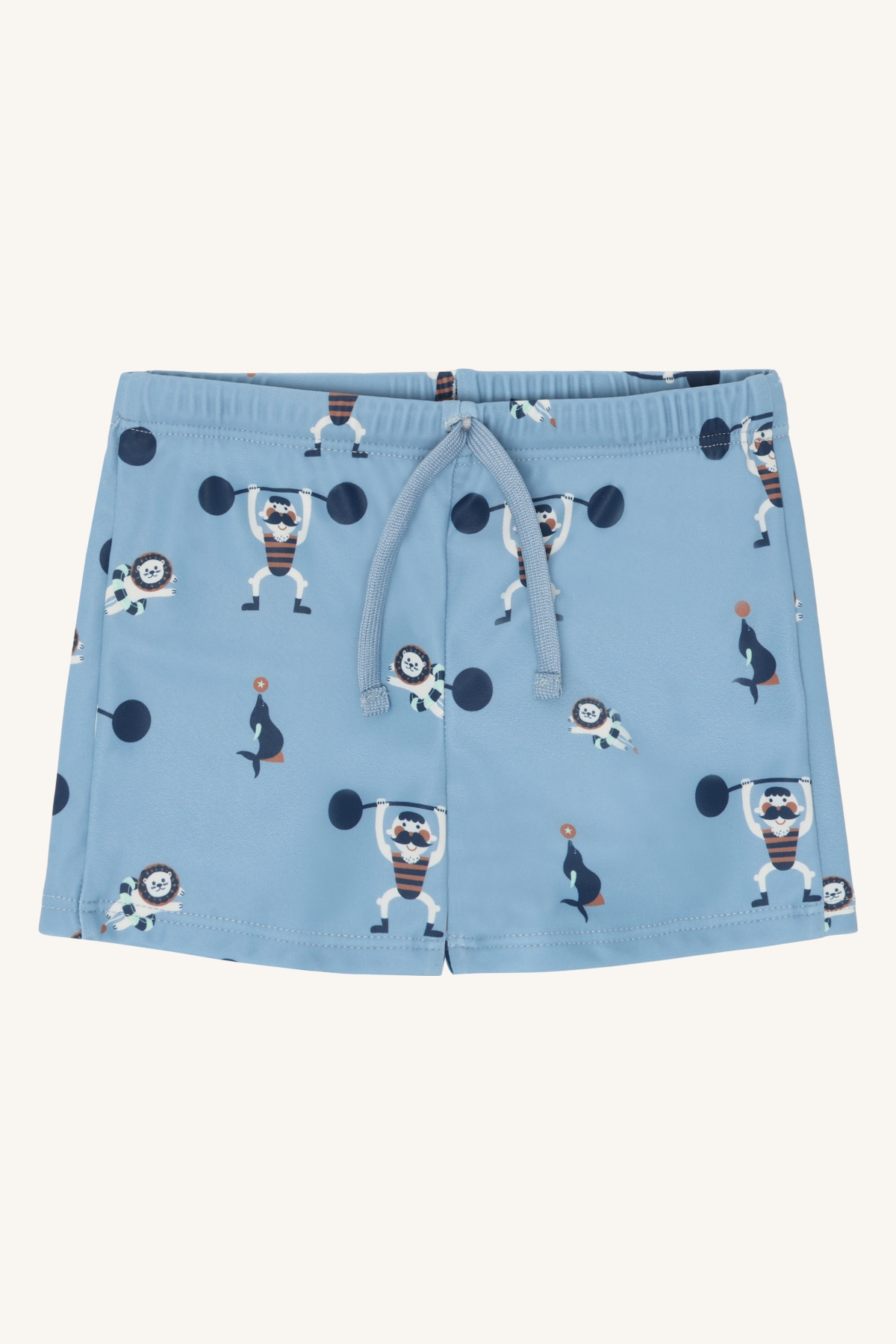 Barnas lyseblå badeshorts med strikk i livet, snøring og gjentatt sirkusdyr- og sterkemannstrykk.