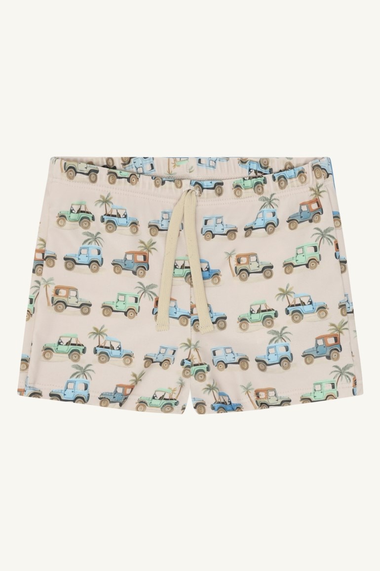 Frontbilde av beige barneshorts med fargerikt mønster av jeeper og palmetrær, med snøring.