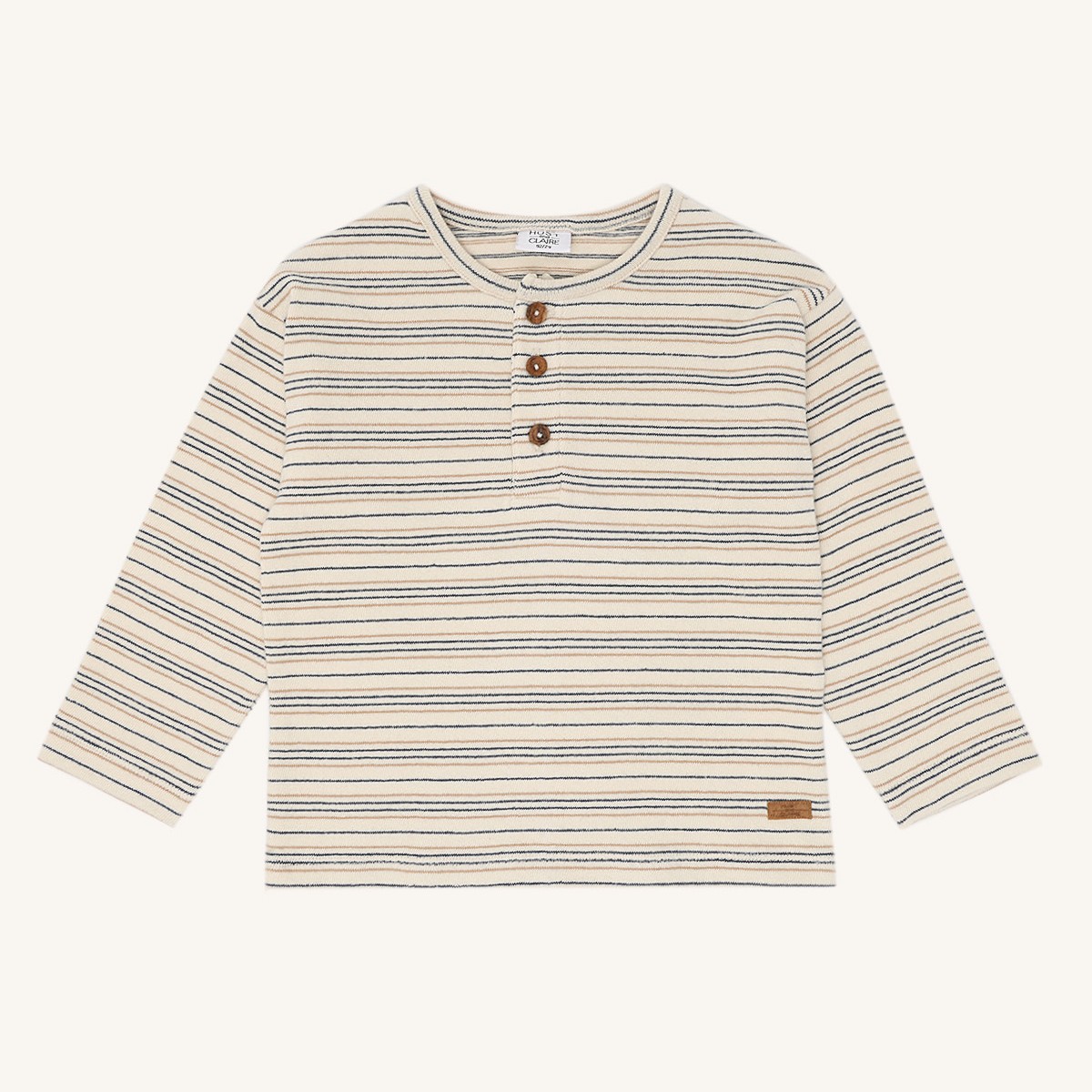Barns kremfargede langermede stripete Henley-skjorte med brune knapper og liten etikett, forfra.