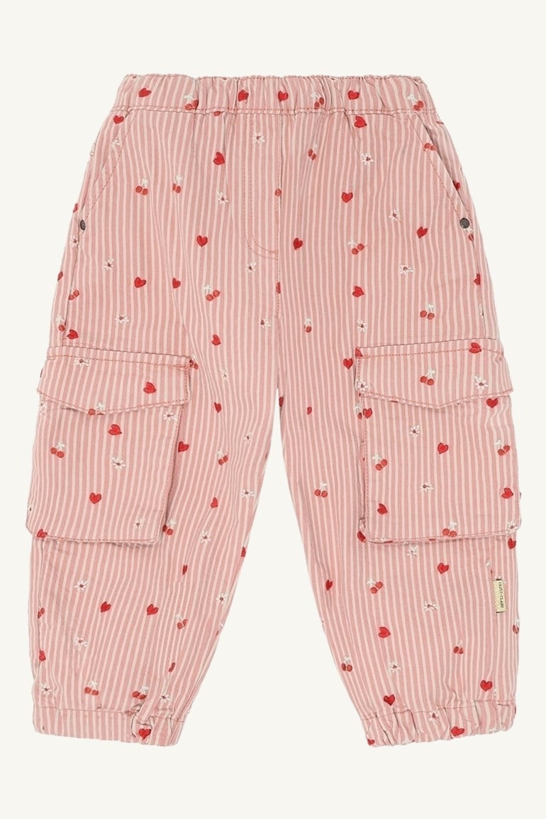 Barnes cargo-bukse i rosa og hvitstripet med røde hjerter, hvite blomster, elastisk midje og mansjetter.