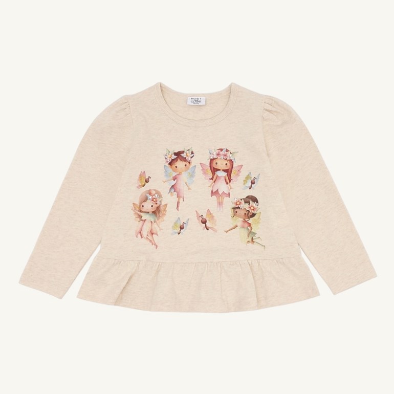 En barnas langermet beige melert topp med rund hals, puffskuldre, peplumkant og grafisk fe-trykk foran.