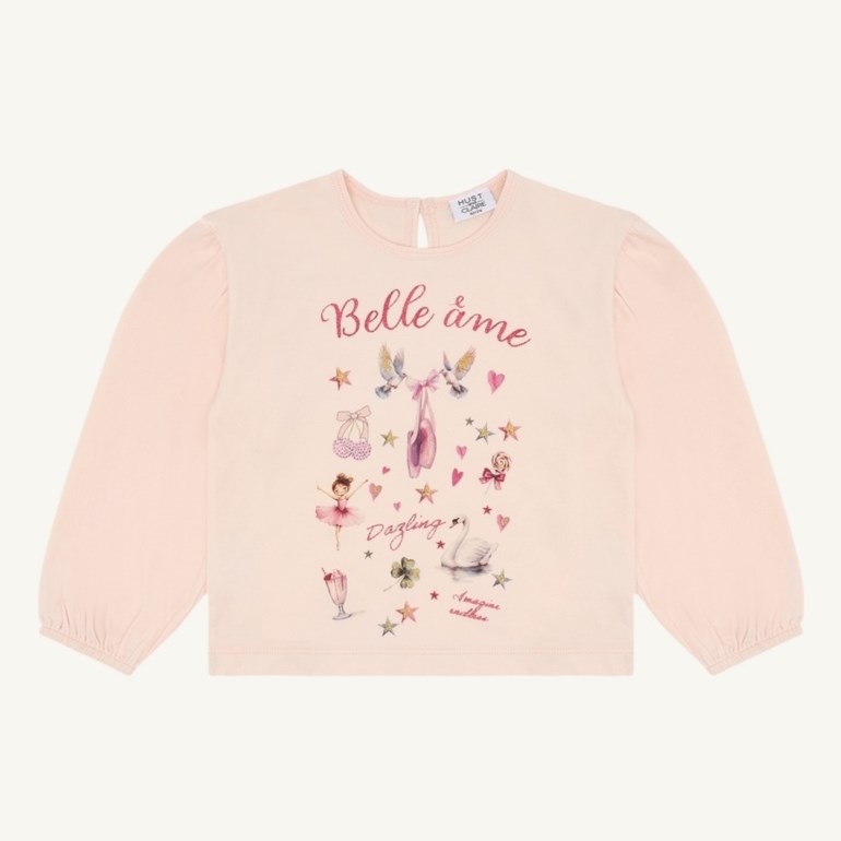 Barns lys rosa langermet topp med rund hals, puffermer og et fargerikt ballerina grafisk trykk.