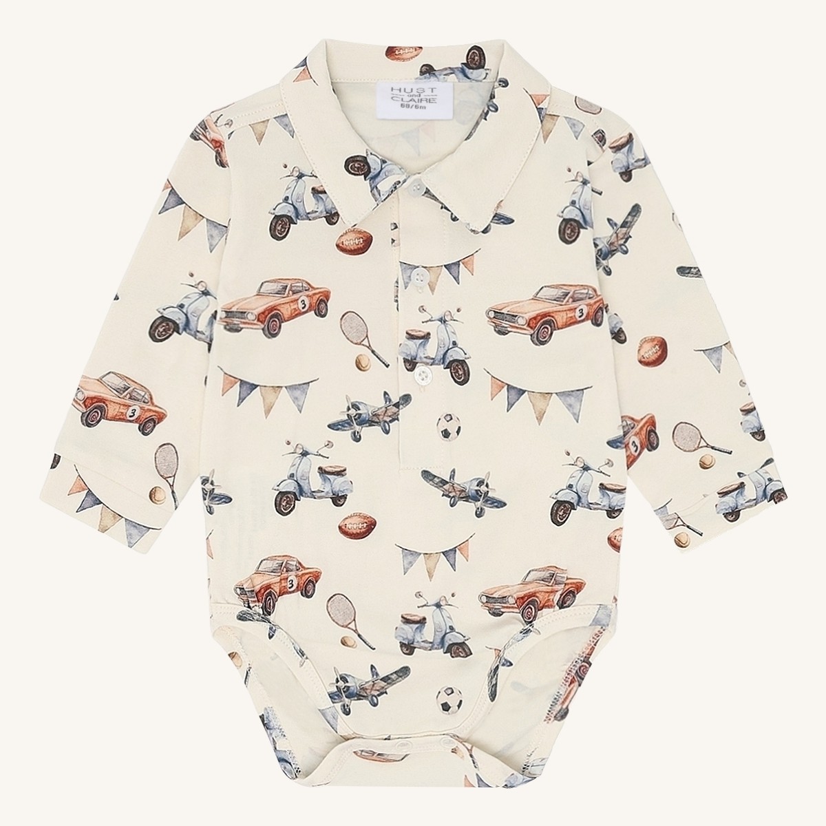 Forfra, en kremfarget langermet babybody med krage og trykk av veteranbiler og sportsutstyr.