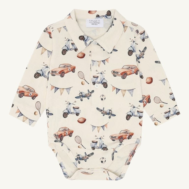 Forfra, en kremfarget langermet babybody med krage og trykk av veteranbiler og sportsutstyr.