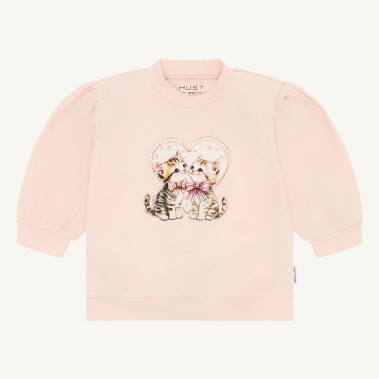 Lys rosa barnegenser med puffermer, rund hals og et trykk av to kattunger i et hjerte foran.