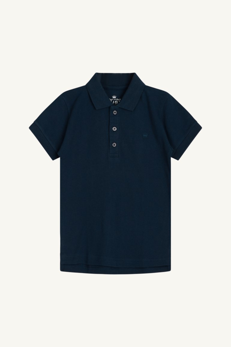 Mørkeblå kortermet pikétrøye med krage og en treknappsstolpe, vist forfra.