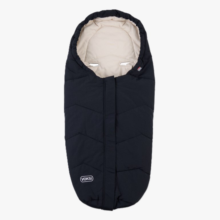 En mørkeblå polstret babyvognpose med lys beige innside og seleåpninger, sett forfra.