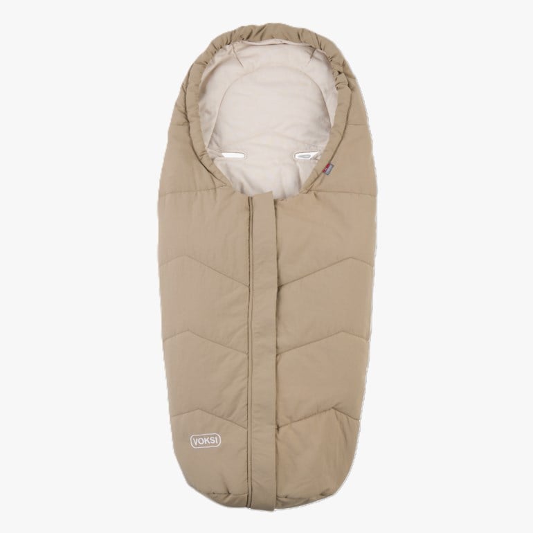 Beige vattert baby sovepose med glidelås foran og åpninger for seler, sett forfra.