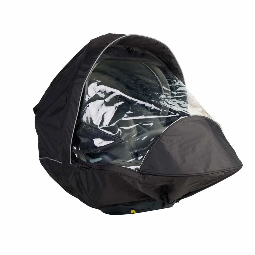 Svart bilbarnstol regntrekk med klart vindu og refleksdetaljer, som dekker en bilbarnstol.