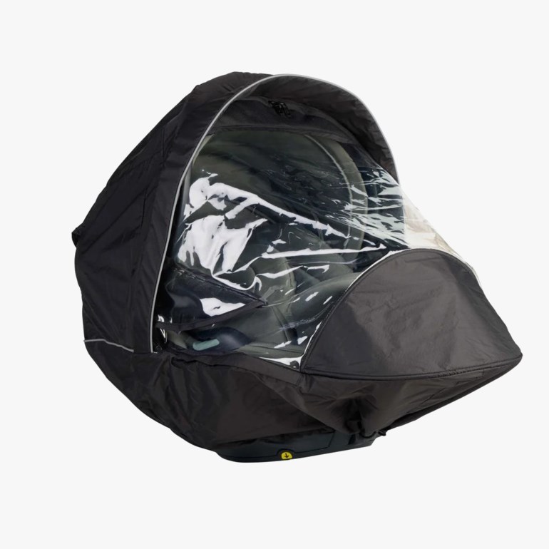 Svart bilbarnstol regntrekk med klart vindu og refleksdetaljer, som dekker en bilbarnstol.