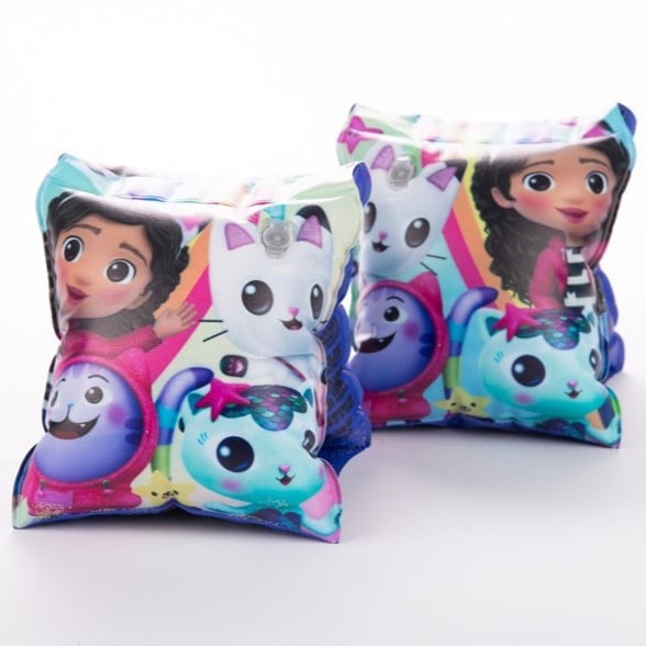 To par flerfargede oppblåsbare barne-armbånd med ulike fantasifigurprint.