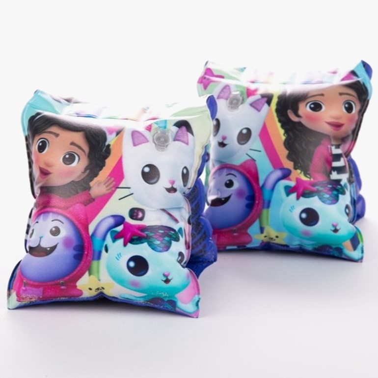 To par flerfargede oppblåsbare barne-armbånd med ulike fantasifigurprint.