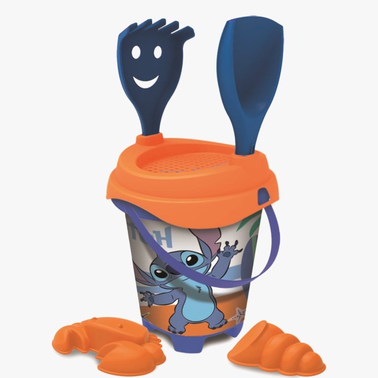 Stitch strandbøttesett med oransje siltopp, blått håndtak, spade, rive og to oransje sandformer.