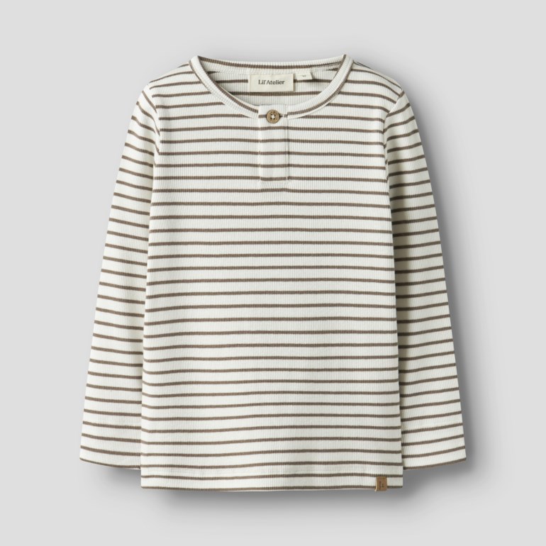 Barnegenser i offwhite ribbestrikket langermet Henley-modell med brune striper og en knapp, forfra.