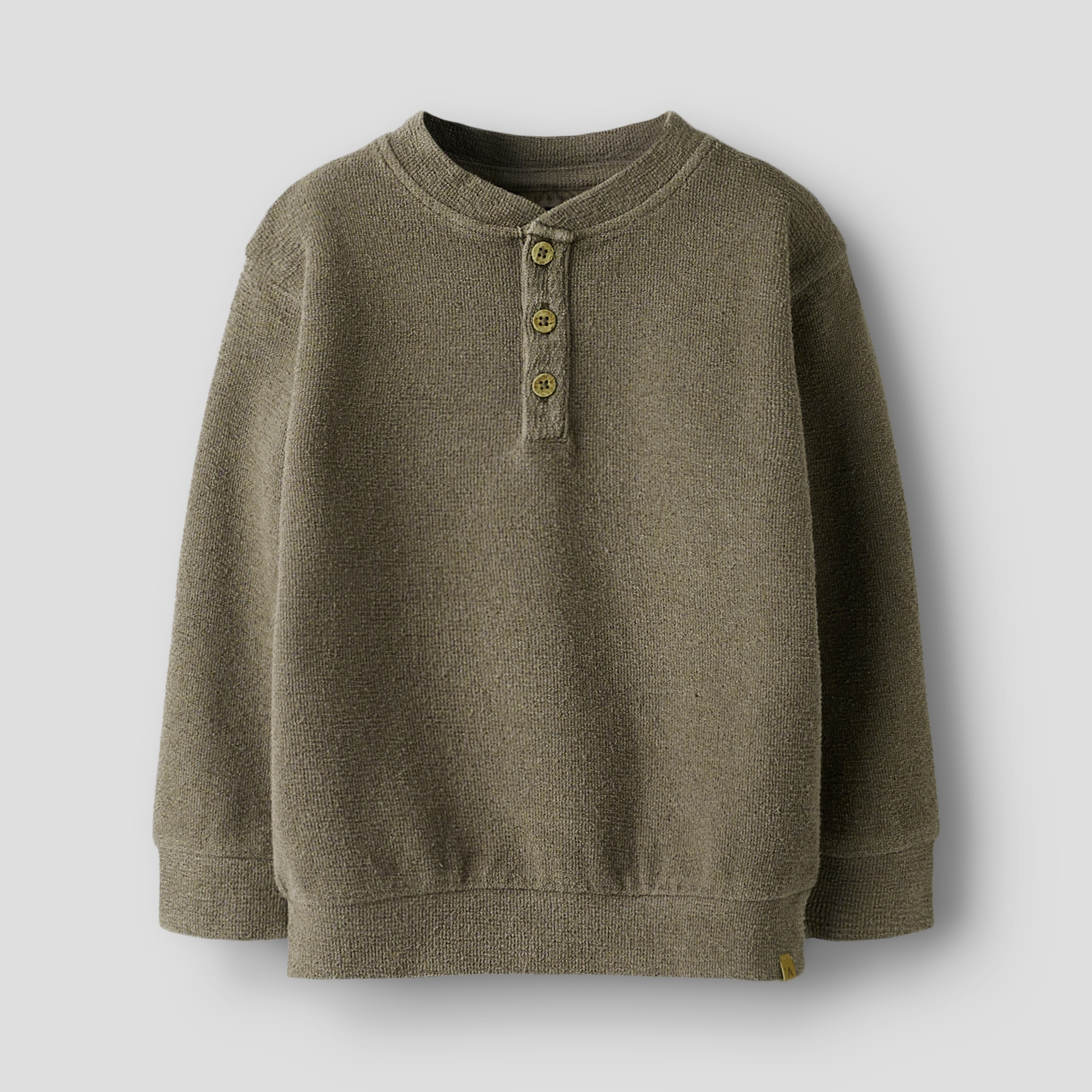 Barns langermet khaki teksturert strikket Henley-genser med ribbet krage, tre knapper, ribbestrikkede mansjetter og nederkant, forfra.