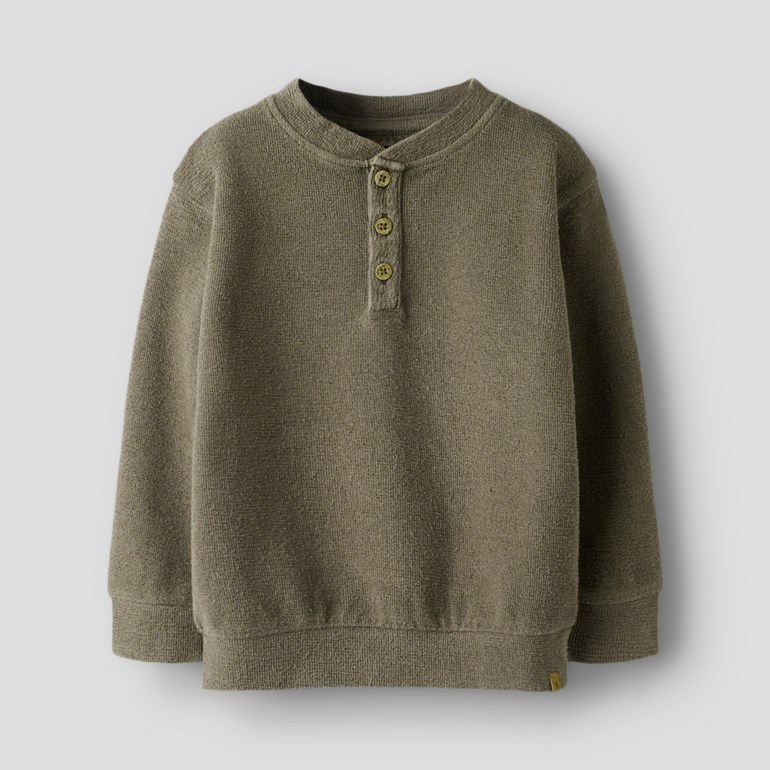 Barns langermet khaki teksturert strikket Henley-genser med ribbet krage, tre knapper, ribbestrikkede mansjetter og nederkant, forfra.