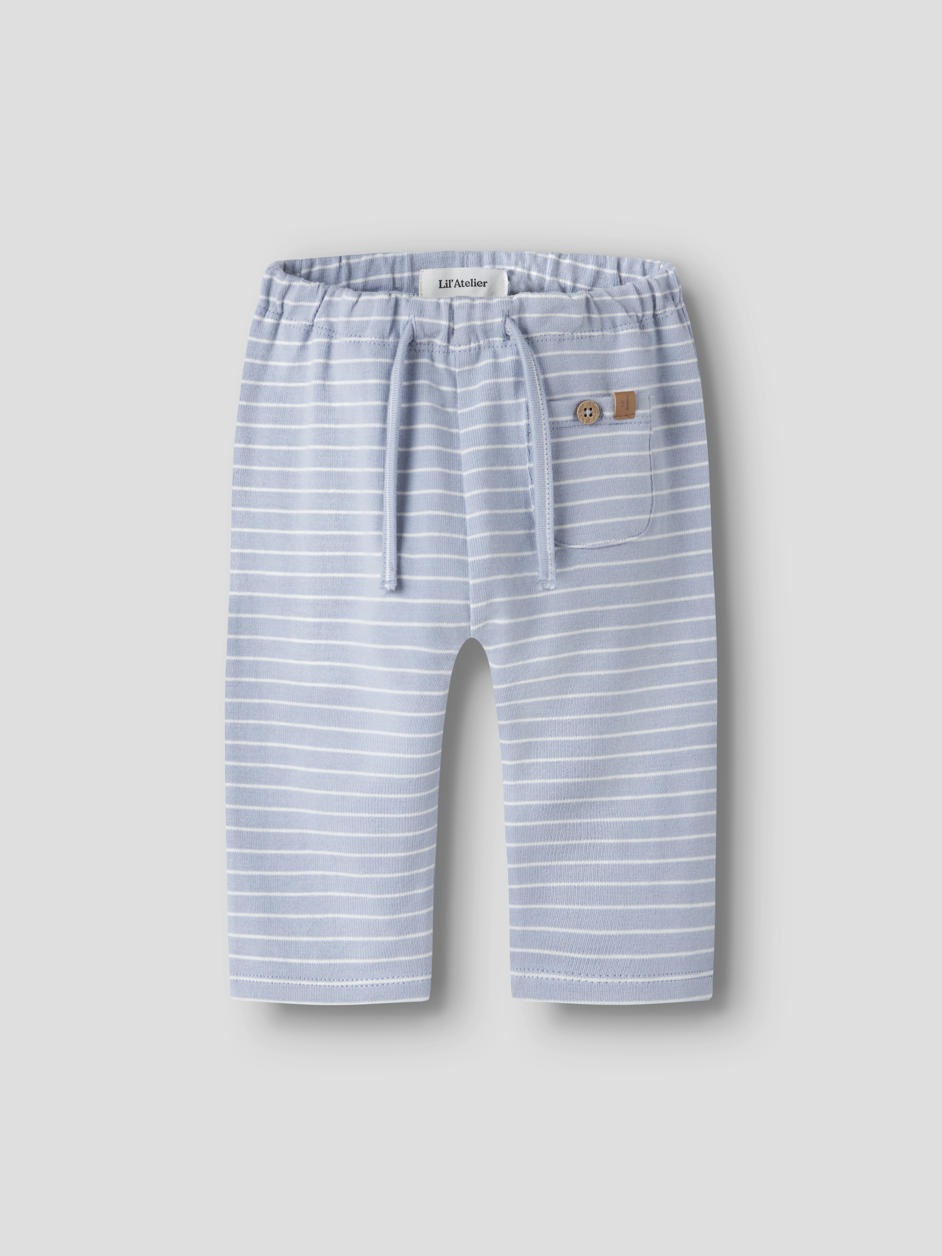 Baby lyseblå og hvitstripete jerseybukser med elastisk midje, snøring og en lomme med knapp.