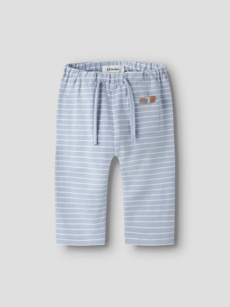 Baby lyseblå og hvitstripete jerseybukser med elastisk midje, snøring og en lomme med knapp.