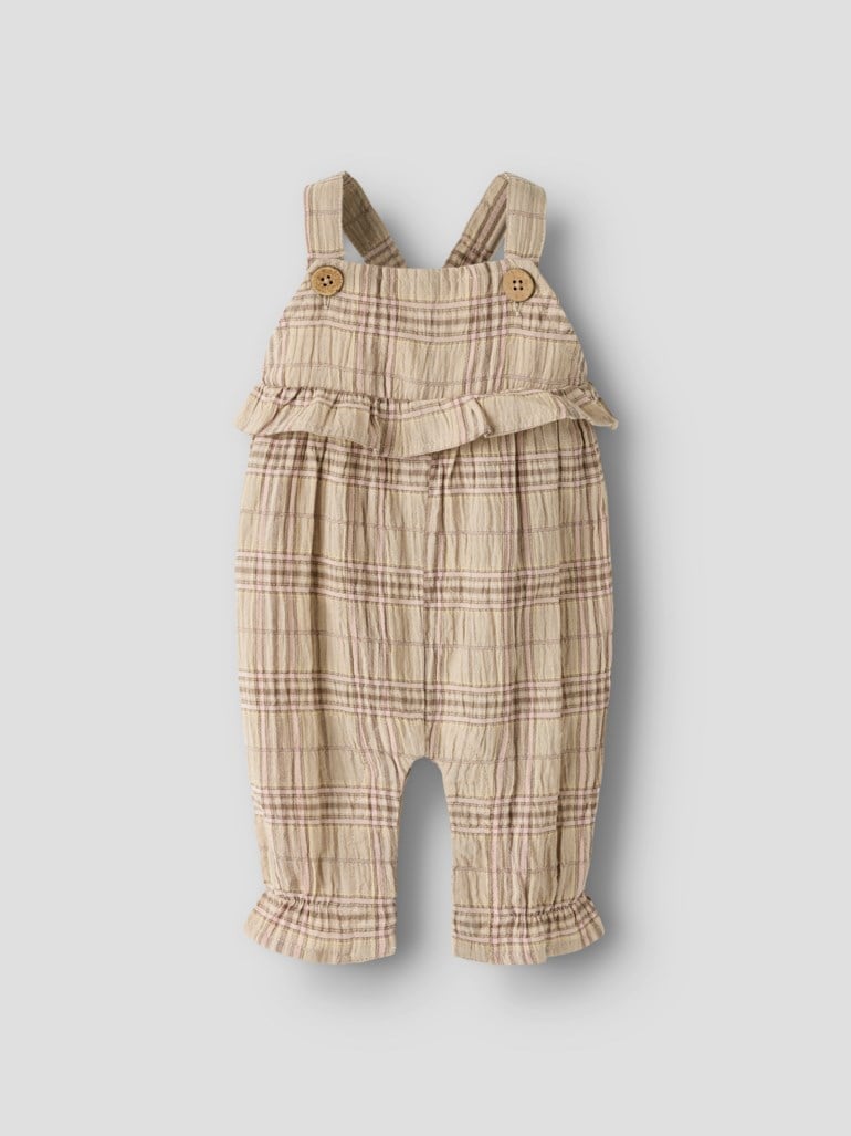 Frontbilde av en baby beige rutete sparkedress med skulderstropper, knapper foran og rysjer.