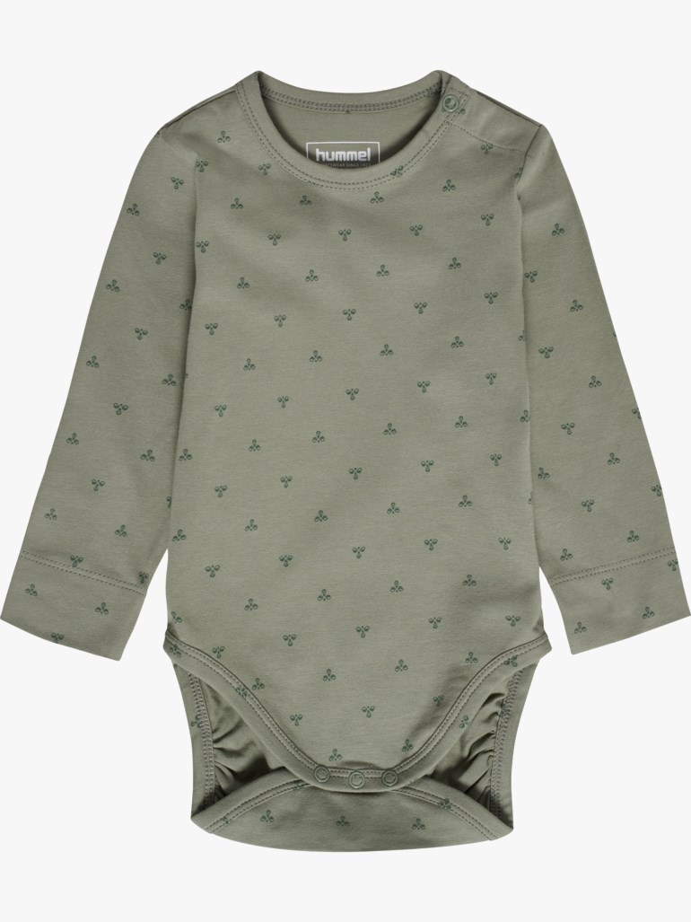 Lysegrønn langermet babybody med små mørkegrønne mønstre, trykknapper ved skulder og skritt, forfra.