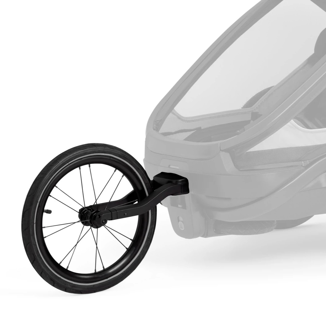 Svart joggehjul-feste med svart dekk og eiker, koblet til en delvis synlig grå barnevogn/vognkropp.