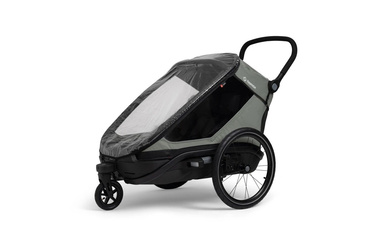 Grå og svart sykkelvogn/barnevogn med regntrekk, tre hjul og et håndtak.