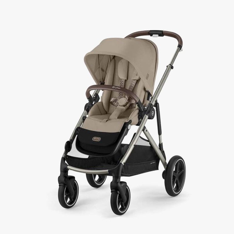 Beige barnevogn med svart kurv, brunt håndtak og sølvramme, sett forfra og fra siden.