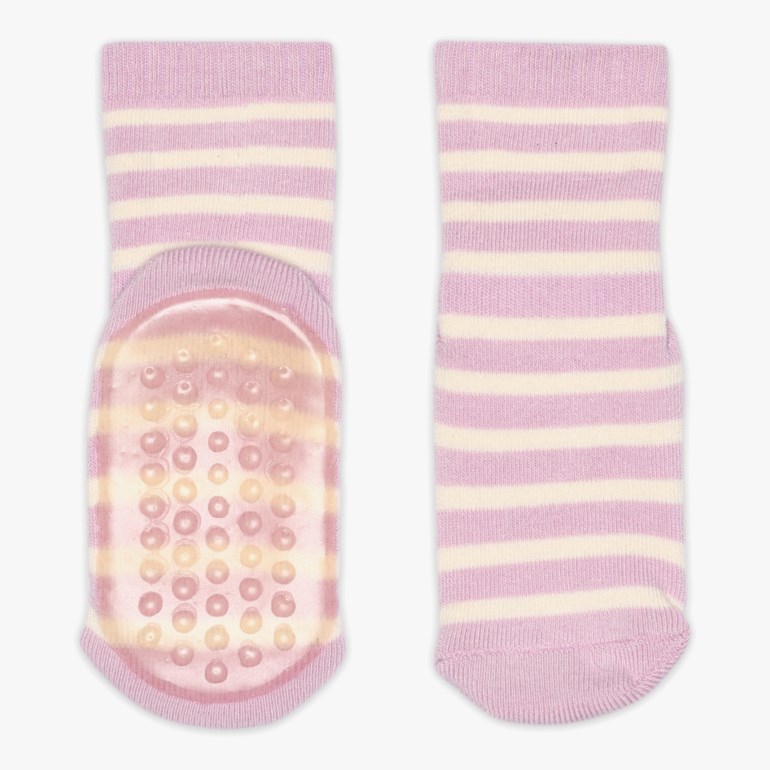 Et par lilla- og hvitstripete baby-/barnesokker med en gjennomsiktig anti-skli såle på én sokk.